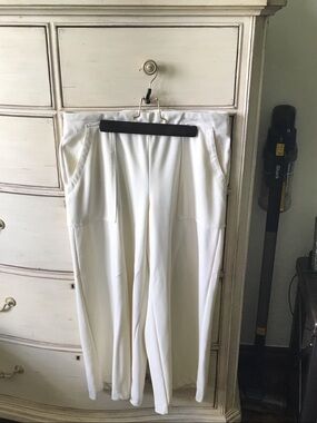 Max Studio White Cropped Knit Pants